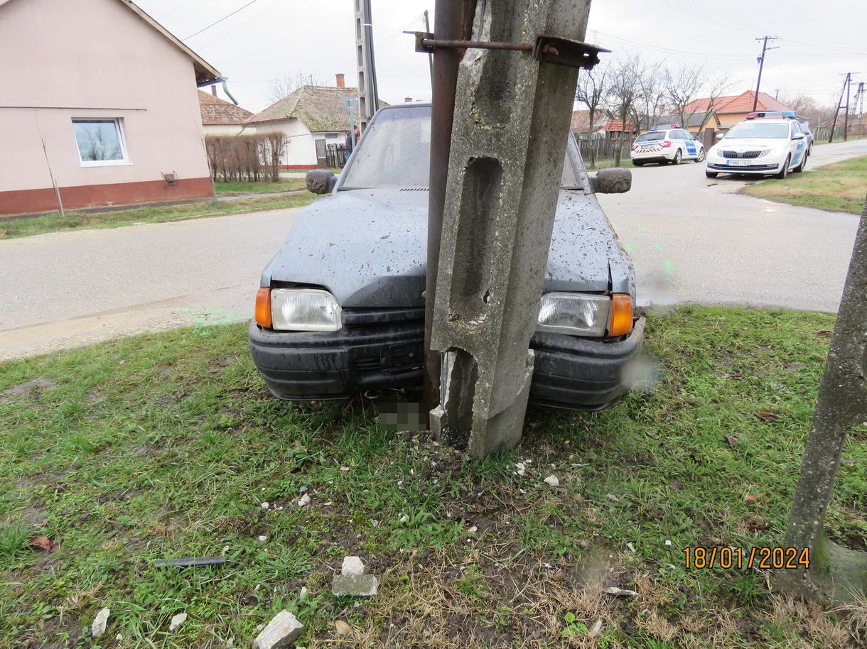 Ellopott egy autót, kézifékkel akart kanyarodni, ám nem számolt a betonoszloppal - képek