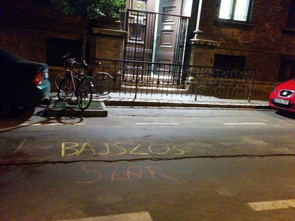 Fotó: Kidekorálták a Trefort utcát Áder érkezésére