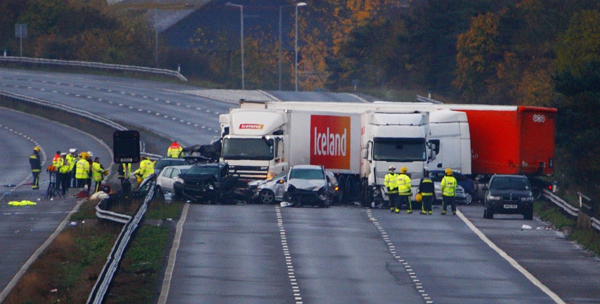 Összesen 7 halottja és 51 sérültje van az angliai autópálya-balesetnek 