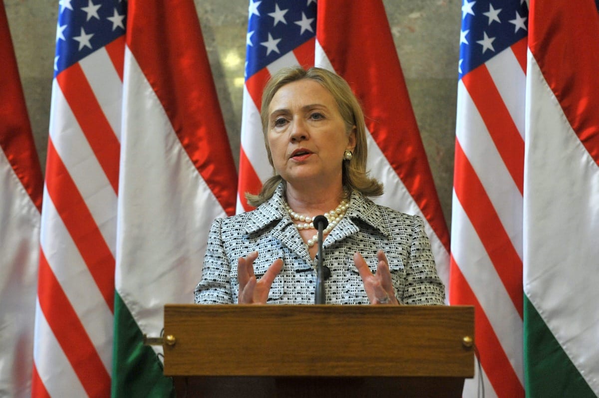 Clinton: nem szabad hagyni, hogy működő demokráciák visszafejlődjenek