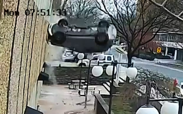 Többemeletes parkolóház korlátját áttörve zuhant az utcára egy autó – videó