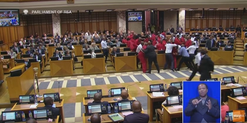 Pofonok csattantak a dél-afrikai parlamentben - videó