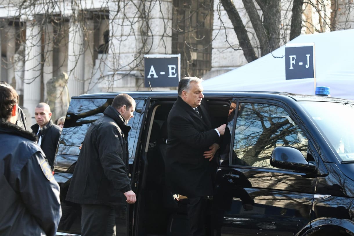 Orbán és Schwarzenegger távoznak Vajna temetéséről – videó