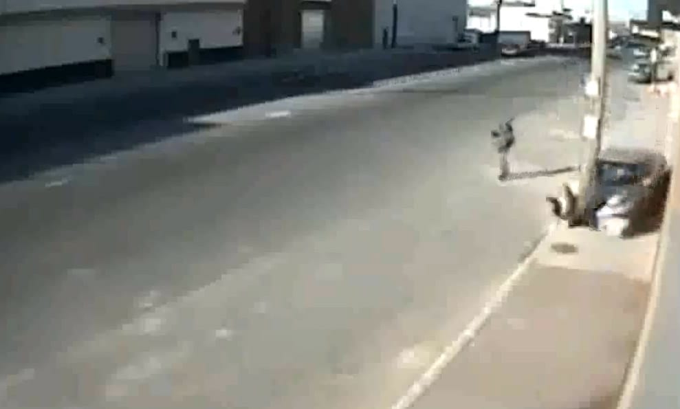 Oszlop fogta meg a gyalogos felé rohanó autót – videó