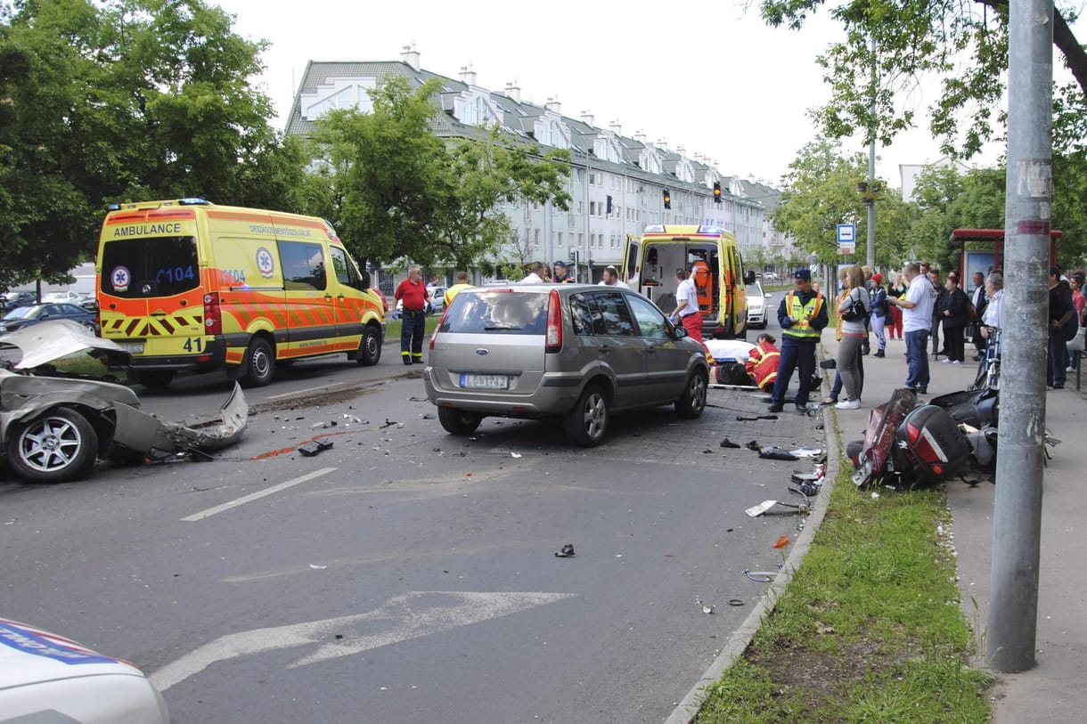 Fotók: Csatatérré vált a 3 sérülttel járó baleset helyszíne Budapesten