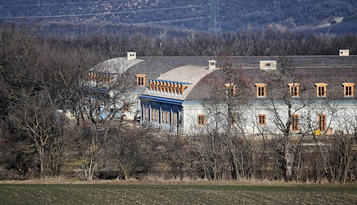 Annyi napelemet telepítettek Orbán Győző hatvanpusztai birtokára, ami egész évre elegendő áramot termelhet