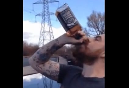 Senki ne próbálja ki: egy üveg Jack Daniel's egy húzásra - videó