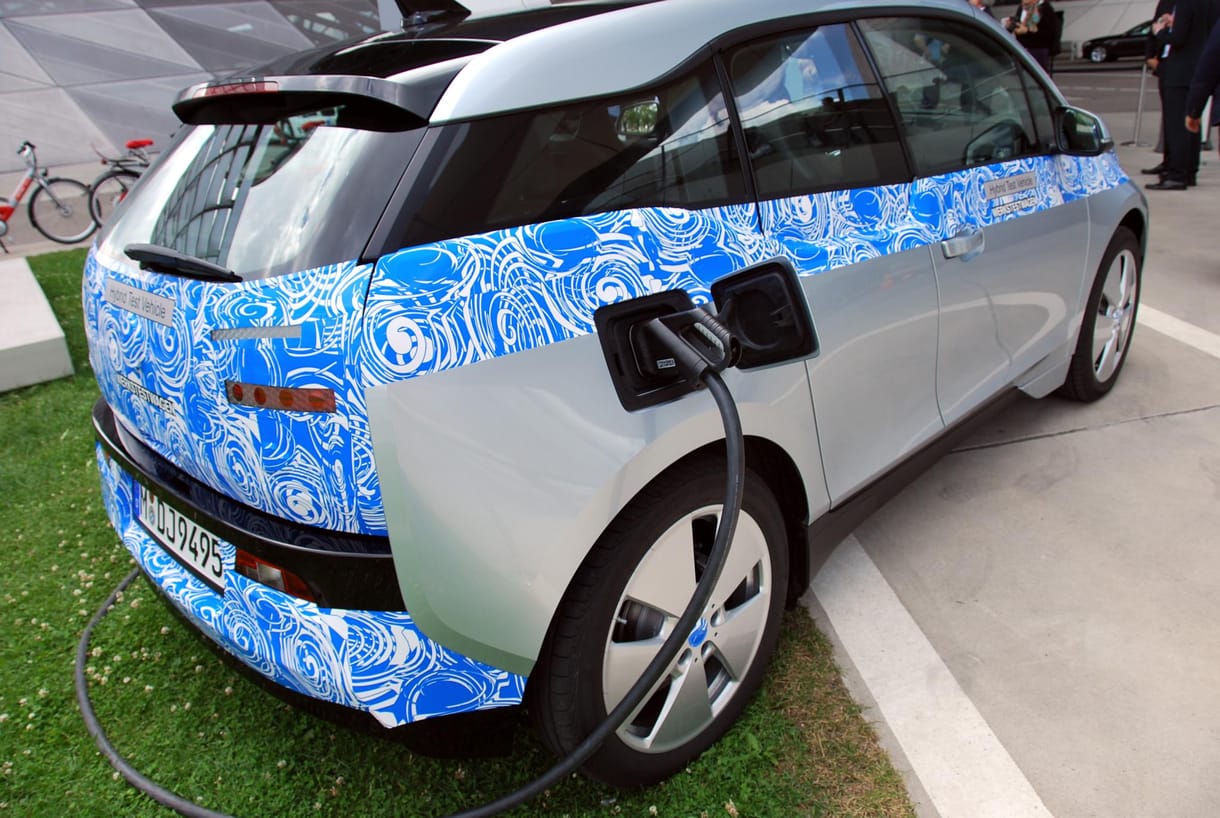 Fotók: szinte álca nélkül a BMW elektromos autója