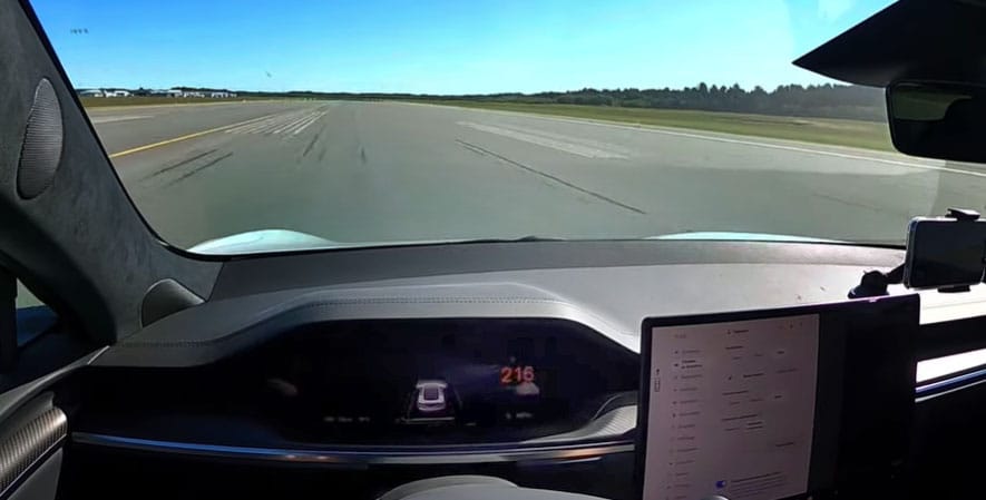 Közel 350 km/h-val száguldott egy meghekkelt Tesla – videó