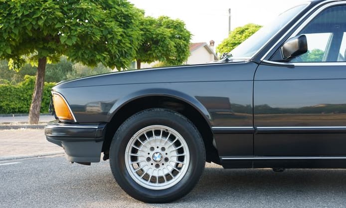 Az első turbós 7-es BMW: 1985-be repít vissza ez a patinás bajor luxusautó