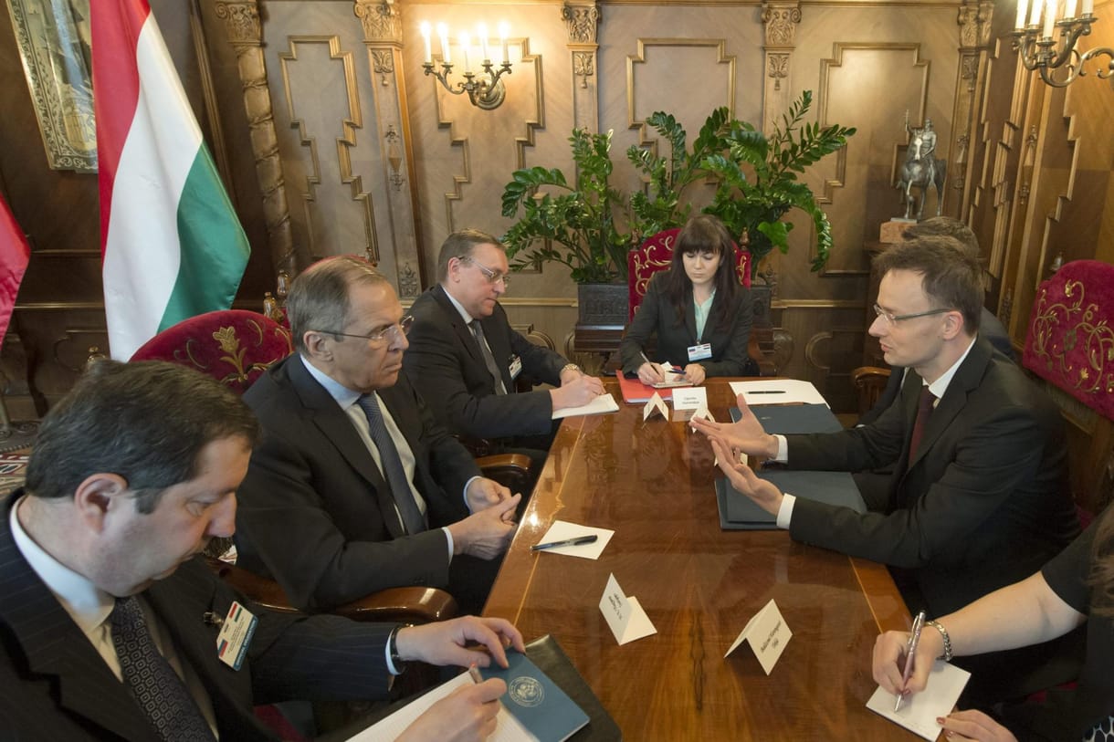 Szijjártó diplomáciai nagyüzemet tart Antalyában, ahova megérkezett Szergej Lavrov is
