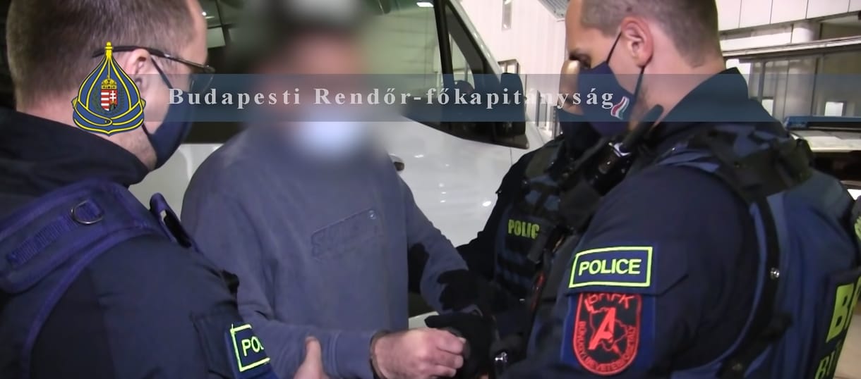 Vádat emeltek az emberek százait lehúzó, Dominikán elfogott magyar szélhámos ellen