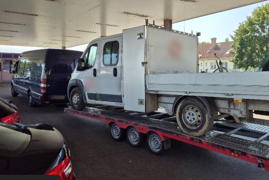 Elég sok gond volt azzal a horrorkaravánnal, ami fennakadt a magyar határon - kép