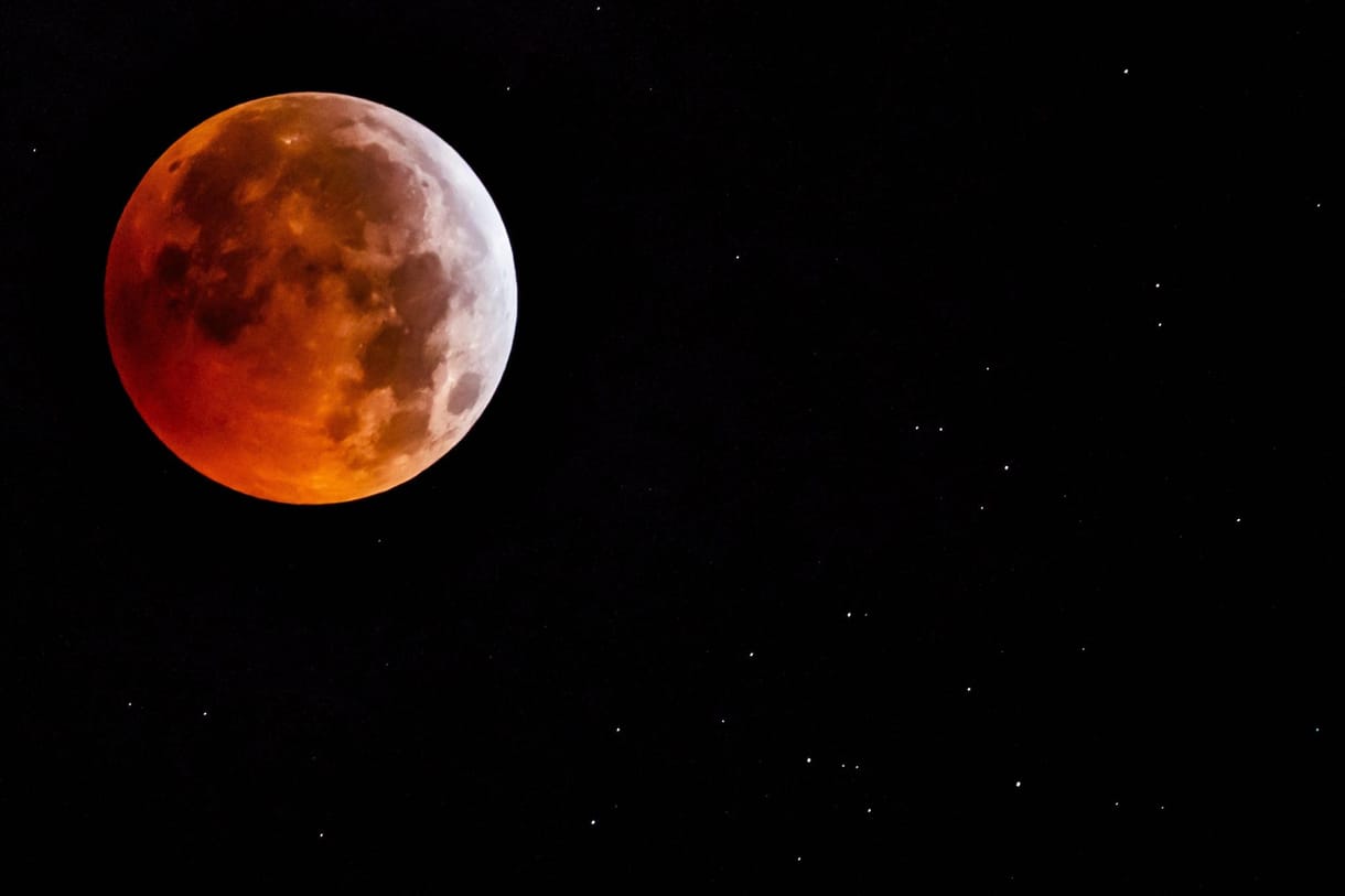 A NASA lefotózta a Hold túloldalán robogó kínai holdjárót