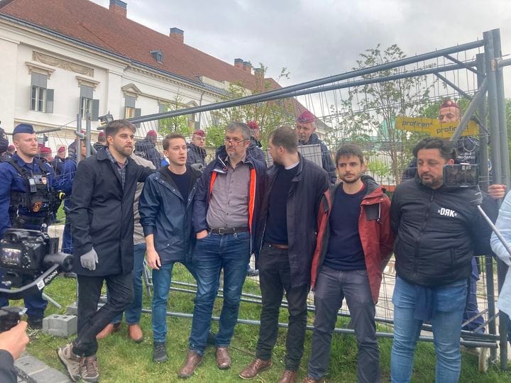Hadházyt és Gelencsért is kézben cipelték arrébb a rendőrök a Karmelita kordonjától