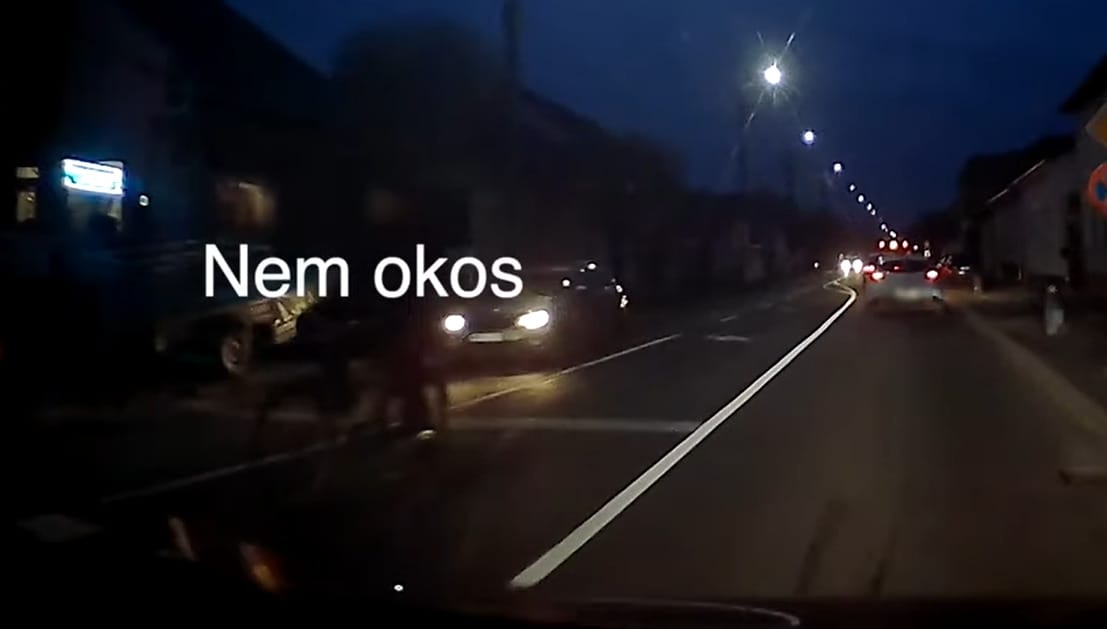 Egyetlen pillanat mutatja meg, milyen, amikor egy bringás látszik is a forgalomban, és milyen, ha nem