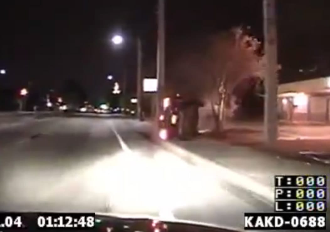 Tetőre borította autóját az sms-ező sofőr – videó
