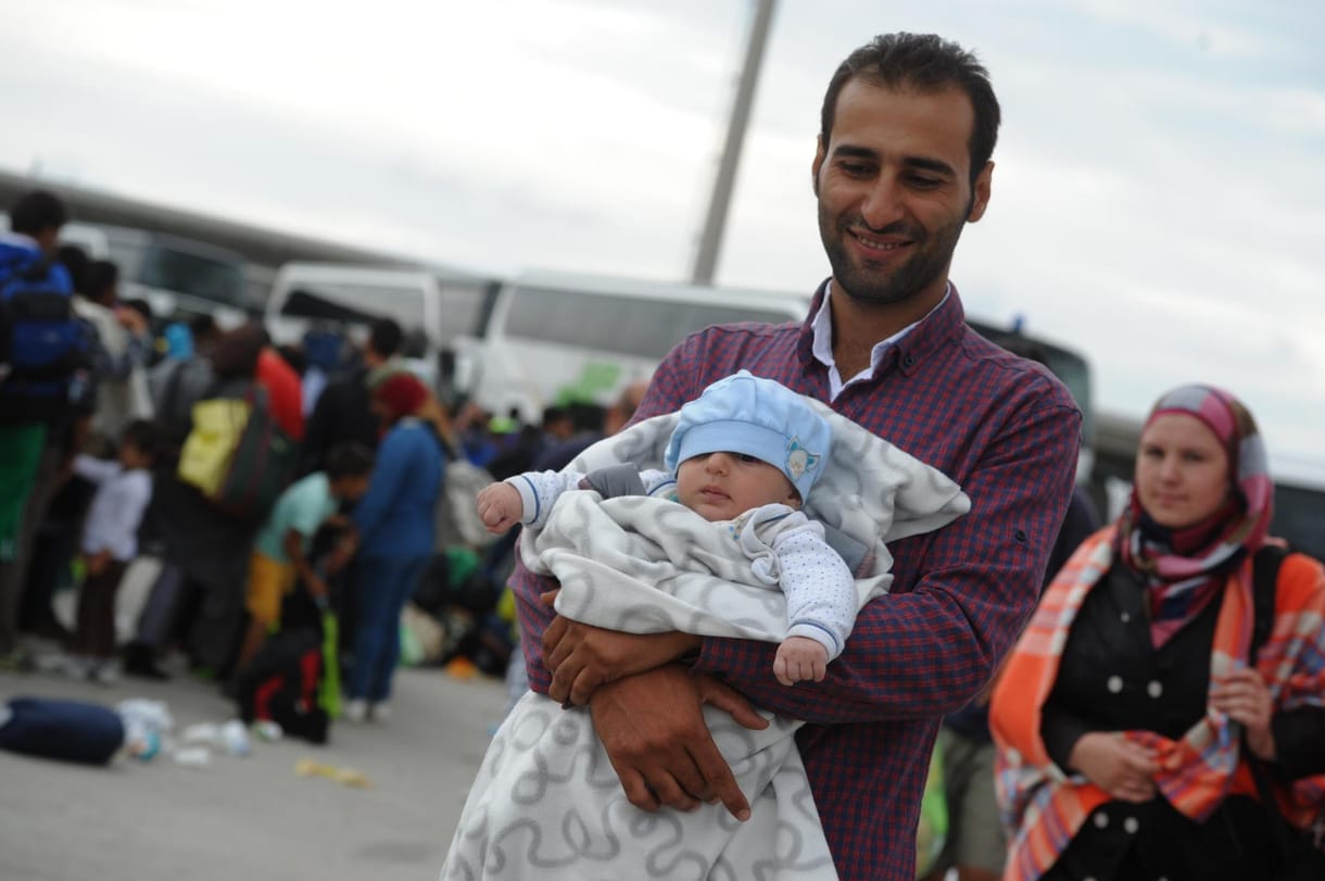 Münchenben tapssal fogadják a magyarországi migránsokat - videó