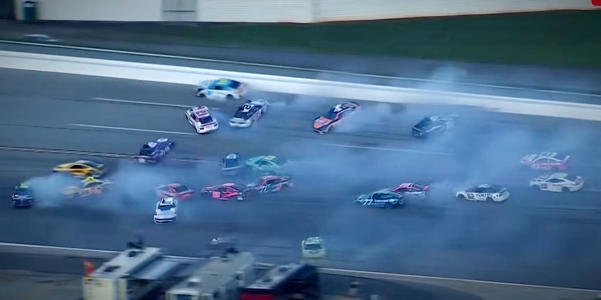 Az eddigi legnagyobb karambol történt a Nascarban, 28 autó akadt össze