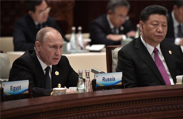 Szíriai bombázásokról és a liberalizmust védelmező Kínáról is beszélt Putyin Pekingben