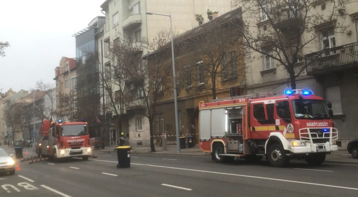 Vakolathullás fenyegette a járókelőket és az autósokat a Pacsirtamező utcában