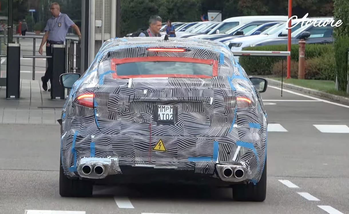 Nem csak kamu kipufogói, de V8-as motorhangja is van a Ferrari álcázott villanyautójának – videó