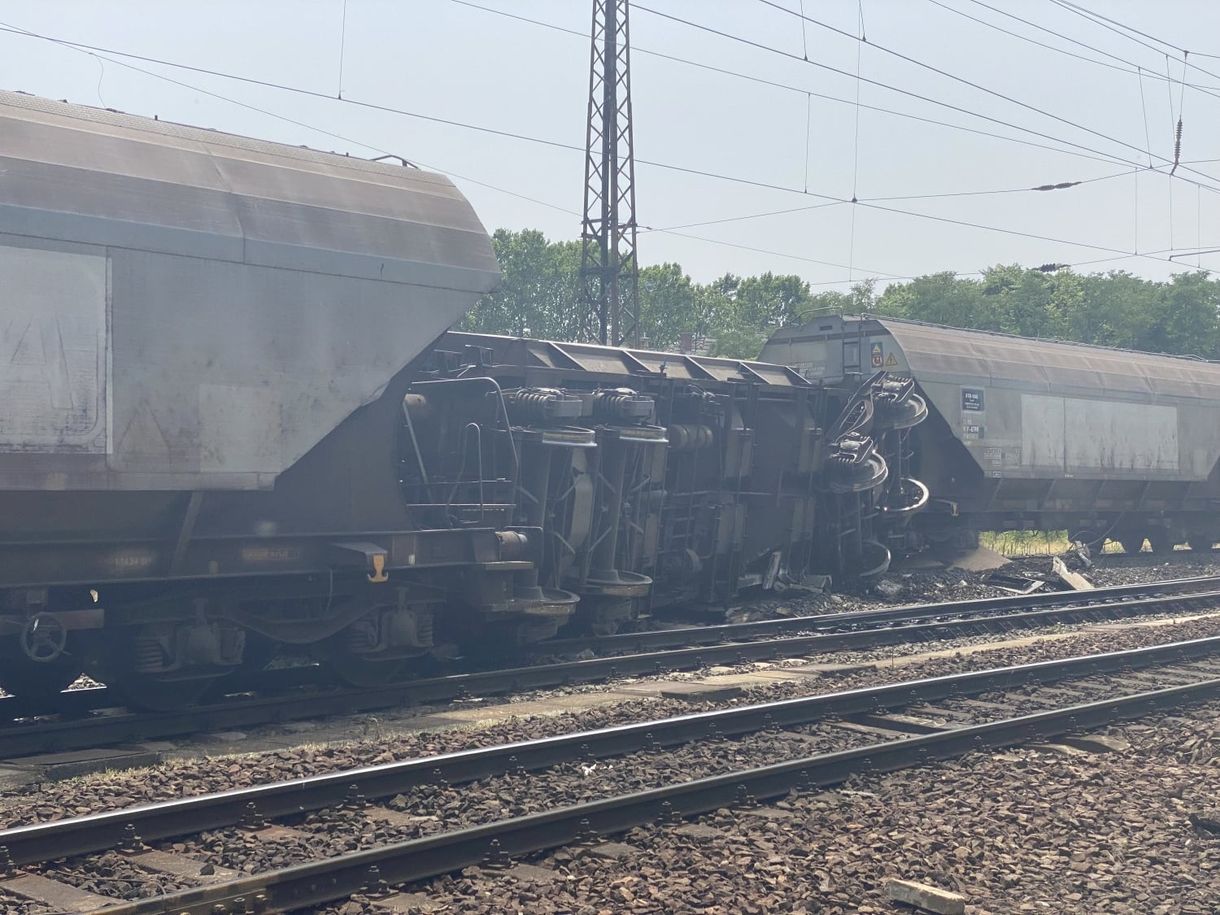 Elszállították a kisiklott tehervagont, részben újraindult a forgalom Rákospalota-Újpestnél