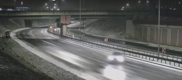 Teljesen üres volt az autópálya, mégis brutális balesetet szenvedett egy sofőr Lengyelországban