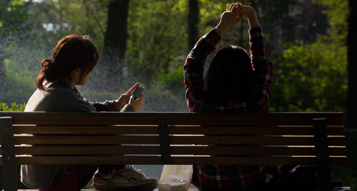 Ön is szokott mobilozni, amikor a gyerekével van? Jobban zavarhatja őt, mint gondolná