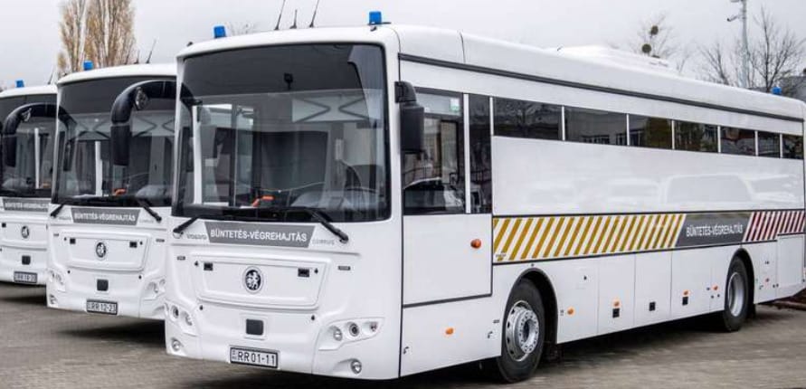 Ilyen buszokkal szállítják mostantól a rabokat