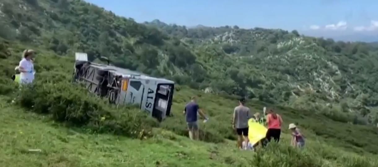 Gyerekekkel teli turistabusz zuhant le egy hegyi útról Spanyolországban, sok a sérült