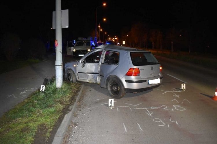 Villanyoszlopnak csapódott Tatabányán egy autó, ketten súlyosan megsérültek