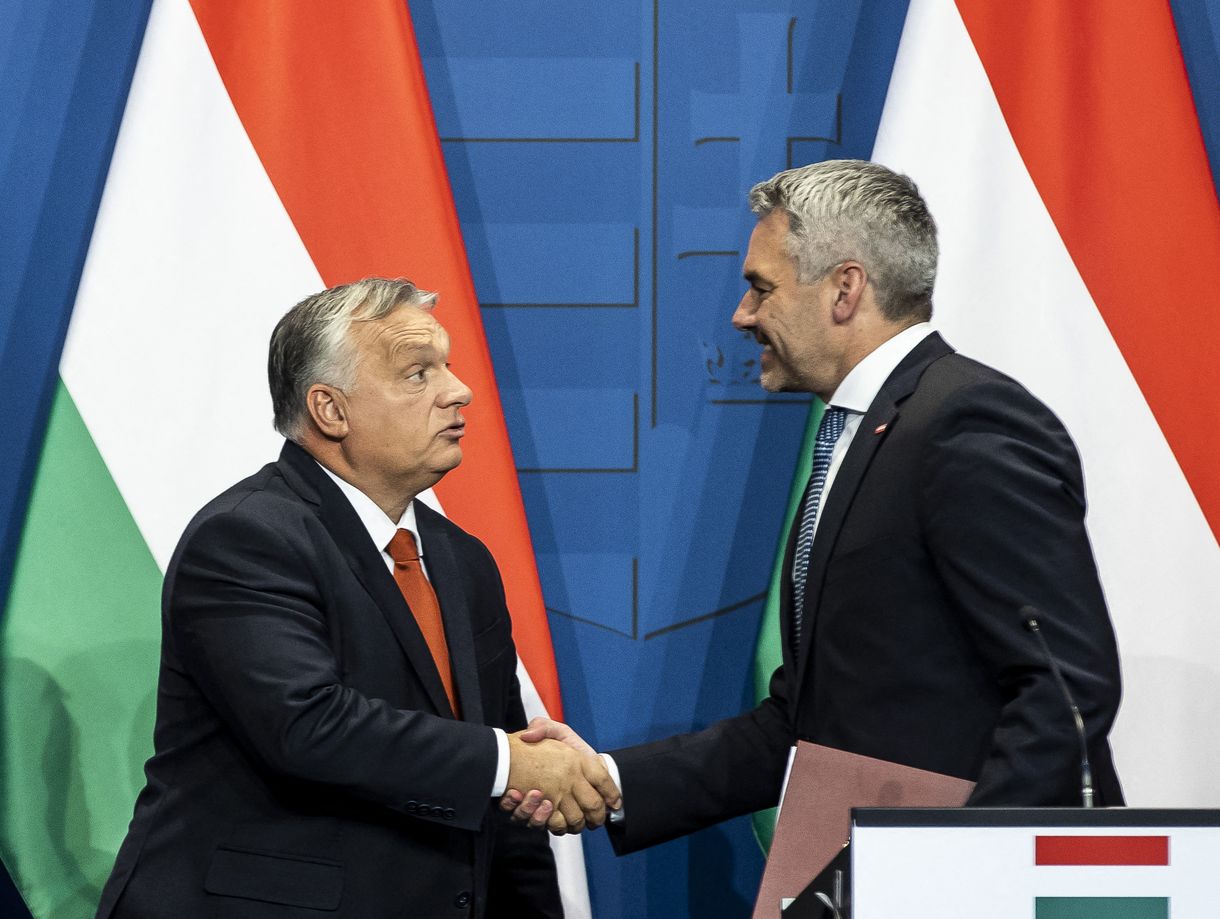 A migráció is az oroszpárti Orbán mellé tereli az osztrák kancellárt