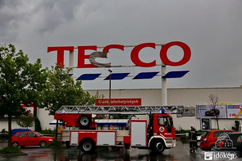 Letépte a Tesco-feliratot is a vihar – fotók, videó