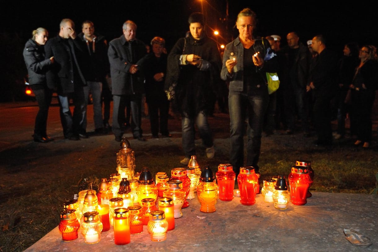 Mécsesekkel emlékeztek a Hummerrel elgázolt rendőrre