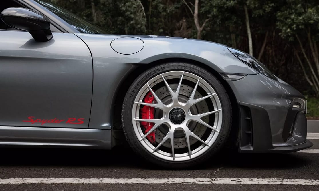 Magyarországon a méregdrága új Porsche, a 718 Spyder RS