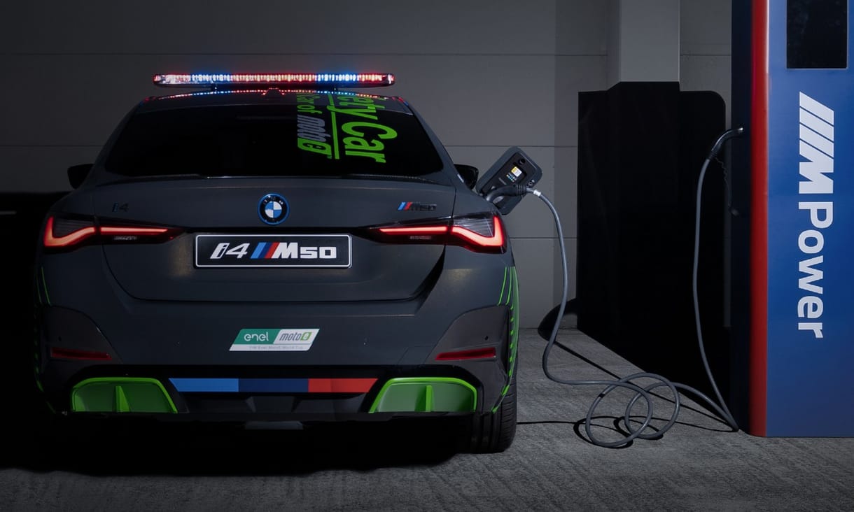Megérkezett a BMW első elektromos safety carja
