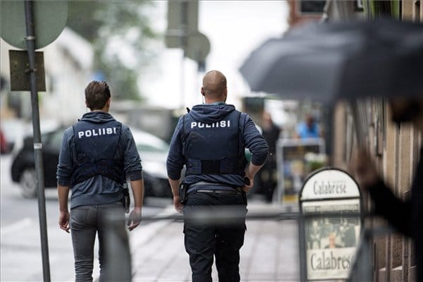 Ketten is hasba szúrták magukat a finn parlament előtt