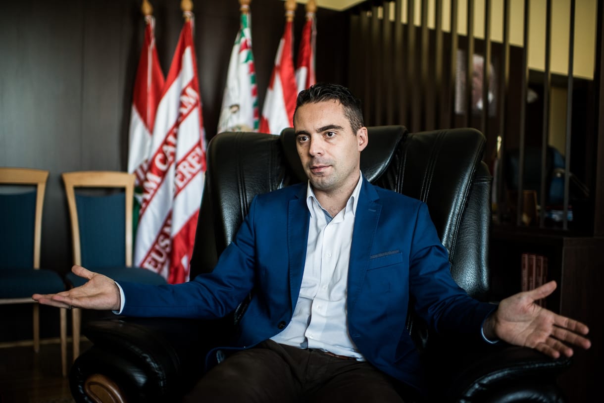 Közérdekű adatigénylésekkel bombázná az állami cégeket a Jobbik