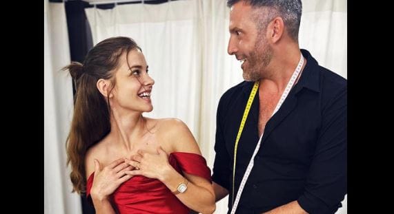 Palvin Barbara menyecskeruhájának tervezője: „Ez a ruha 400 ezer forinttól indul, hernyóselyemből készül”