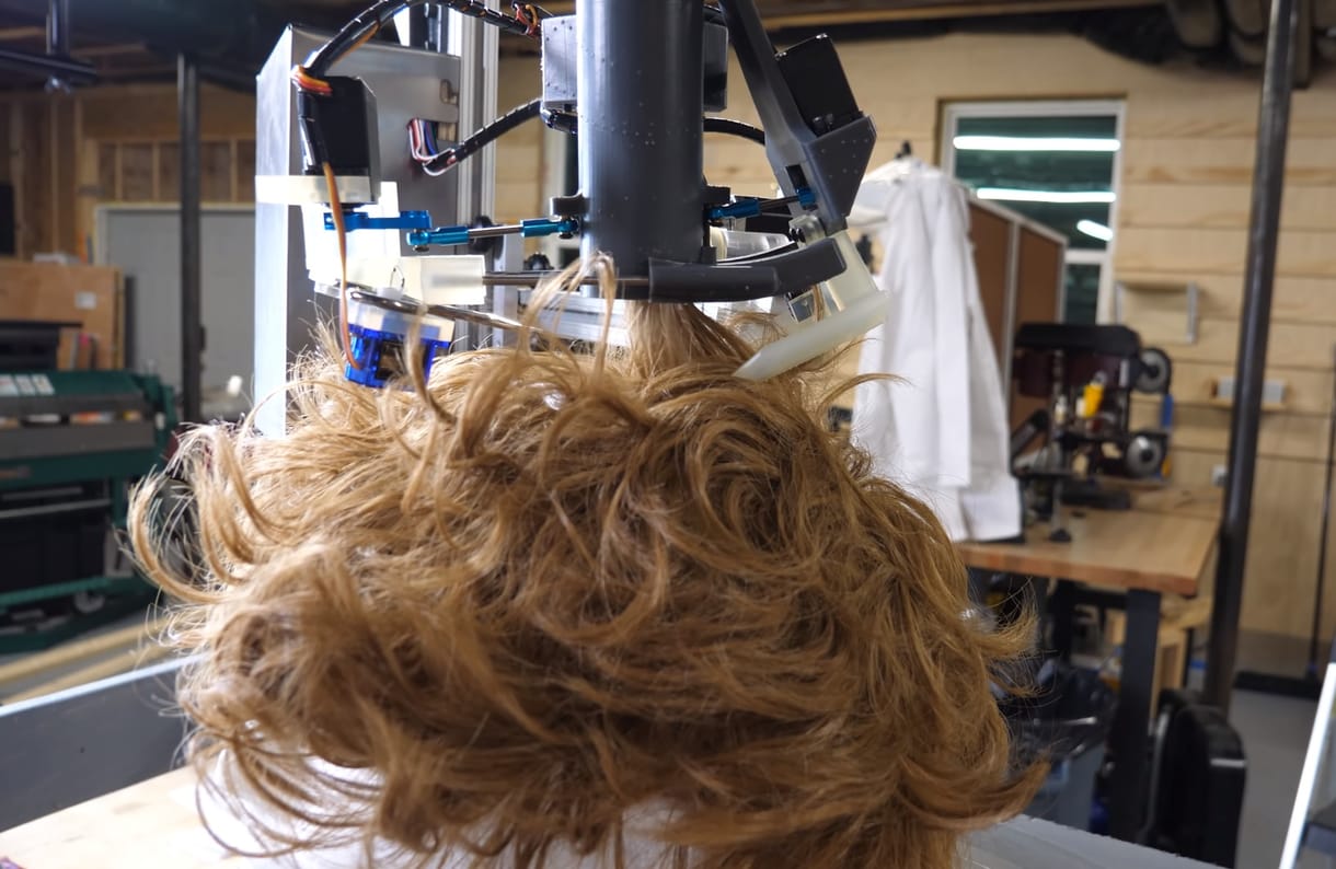 Az hagyján, hogy elkészült a hajat nyíró robot, a feltalálója be is feküdt alá