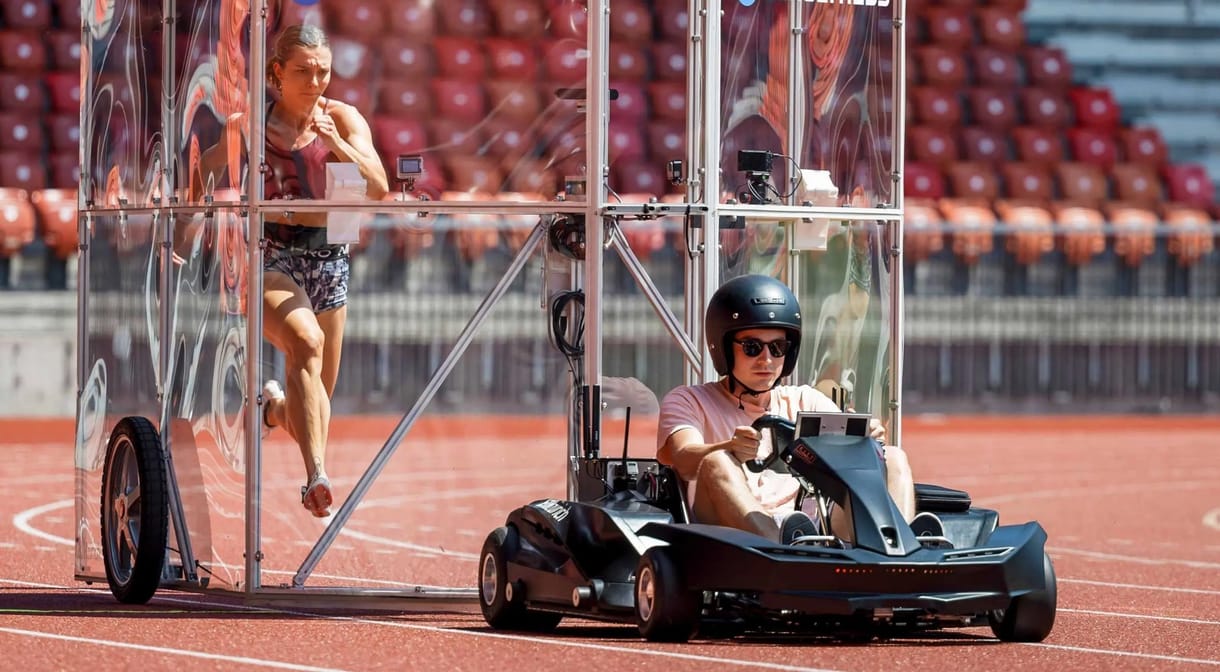 Elkészült a high-tech légpajzs, légellenállás nélkül futhatnak mögötte a sportolók