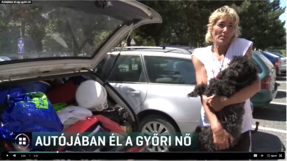 Gyermekével együtt kilakoltatták, így autójában él egy nő
