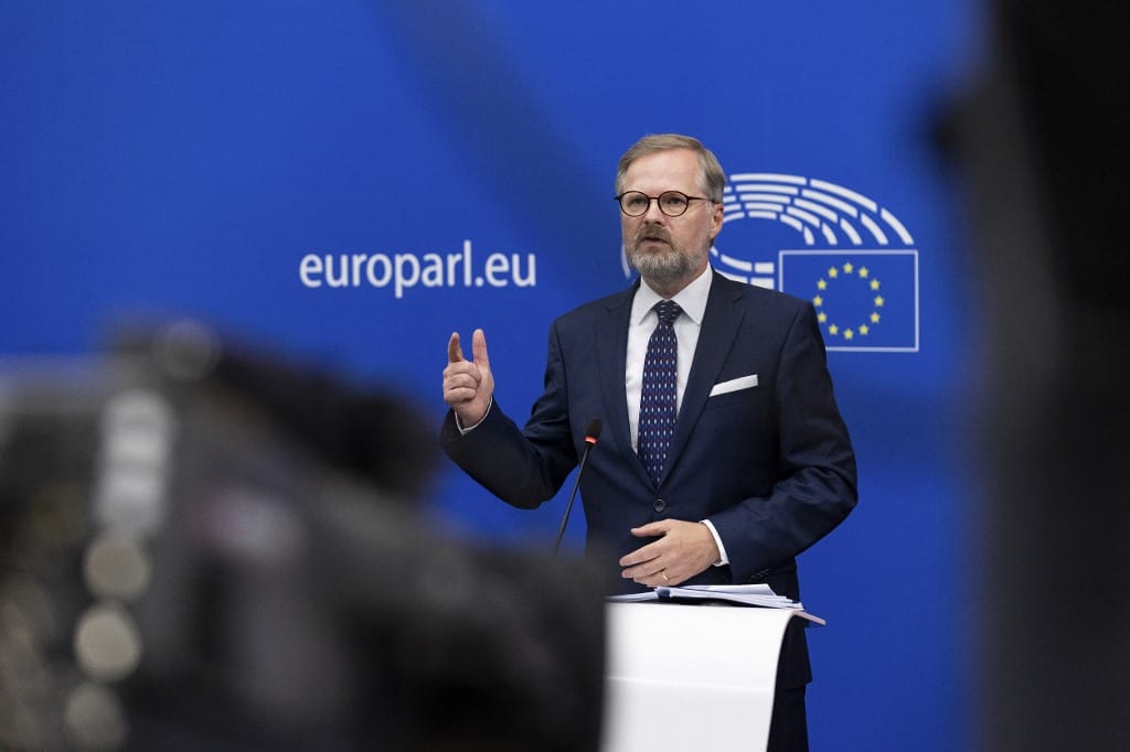 Tízezrek követelték Prágában a kormány lemondását