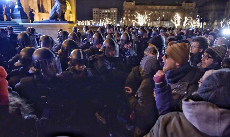Három embert állítottak elő a rendőrök a Kossuth téren