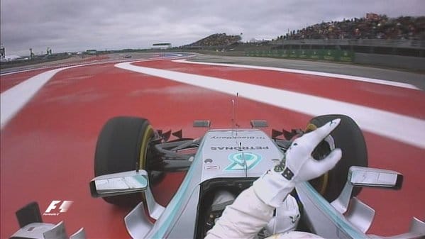 Hamilton nyerte az első szabadedzést Bakuban