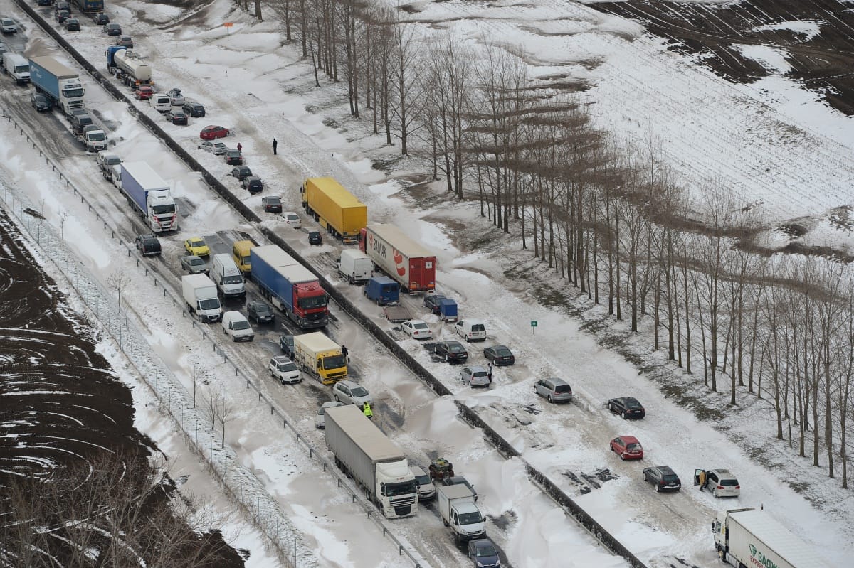 Magyar Közút: legyenek óvatosak az autósok, országszerte havazik!