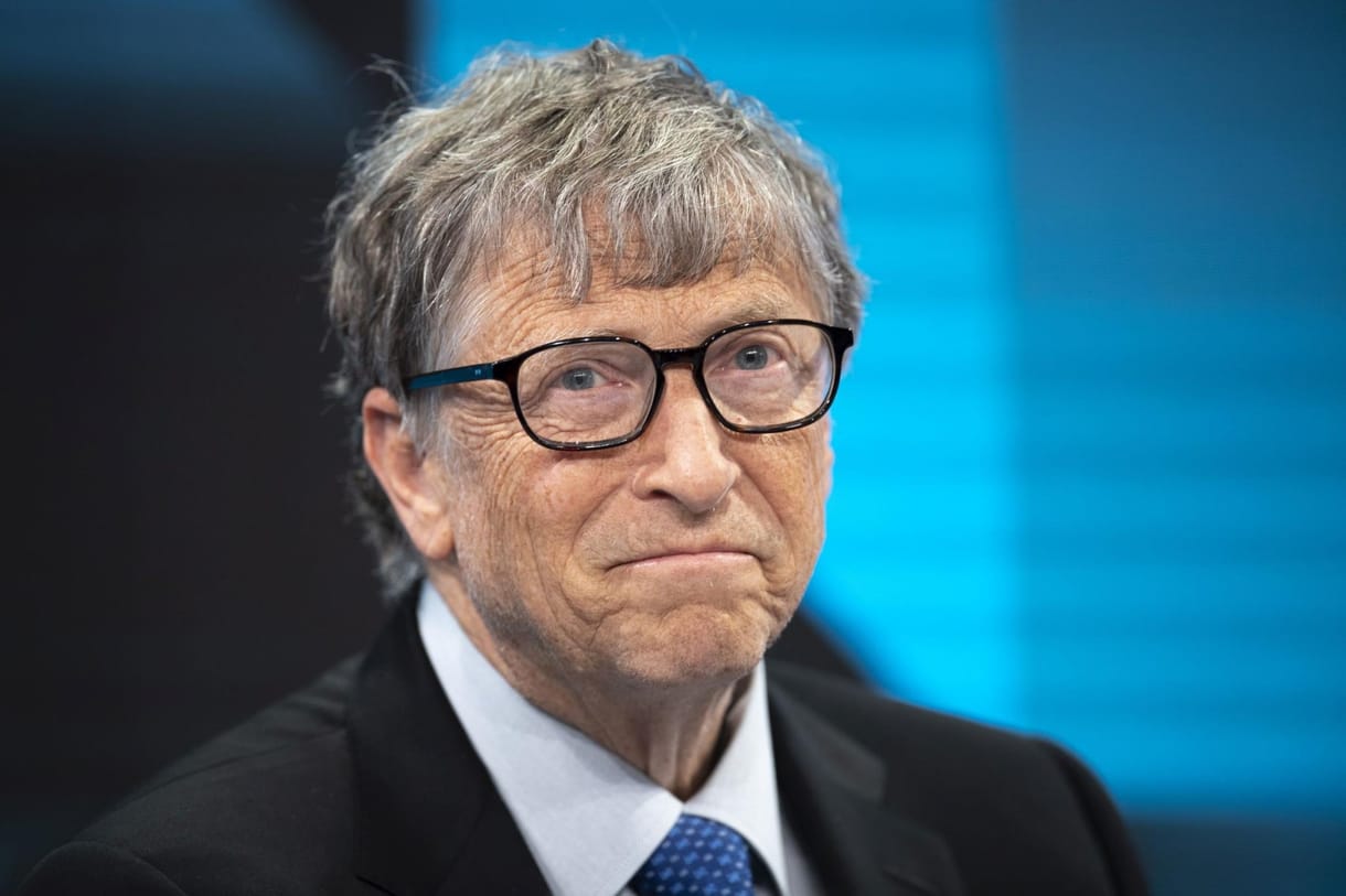 A mesterséges intelligencia elképzelte: ilyen lett volna az első iPhone, ha Bill Gates mutatta volna be
