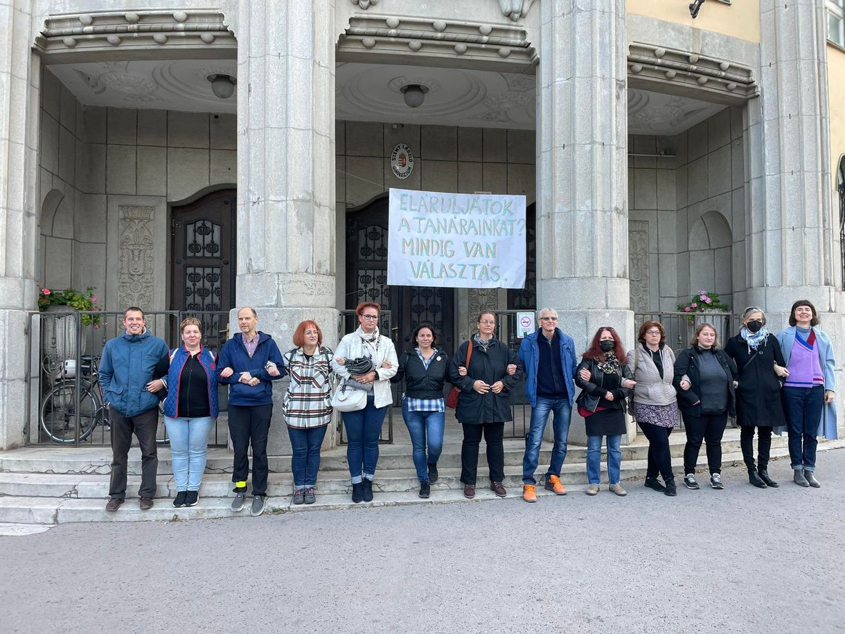 Élőlánccal védtek egy tanárt a szülők a Szent László Gimnáziumnál 