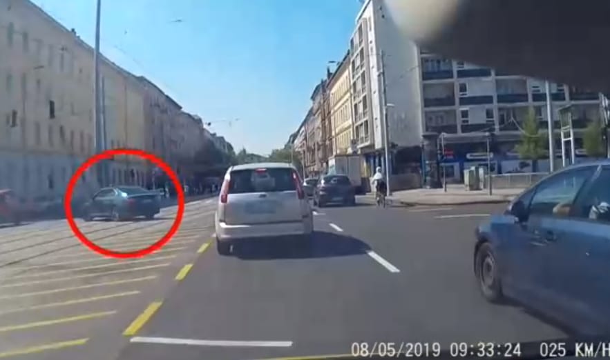 Rengeteg autós szabálytalankodik sárga villogóval